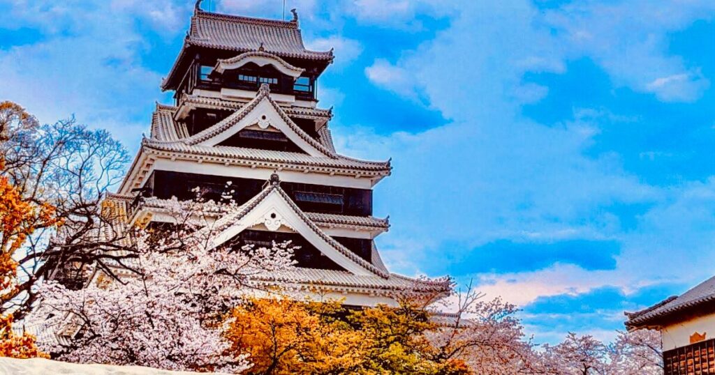 桜が彩る春の熊本城天守閣の風景