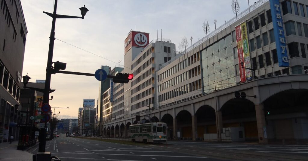 熊本市街を走る路面電車と中心市街地