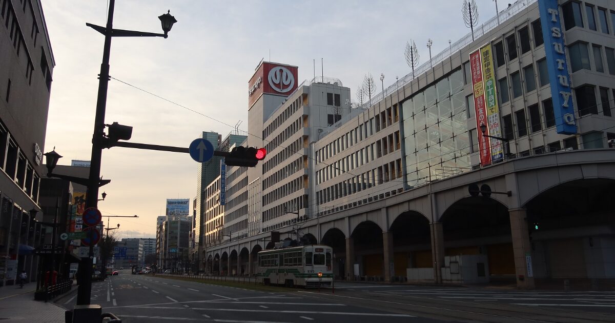 熊本市街を走る路面電車と中心市街地