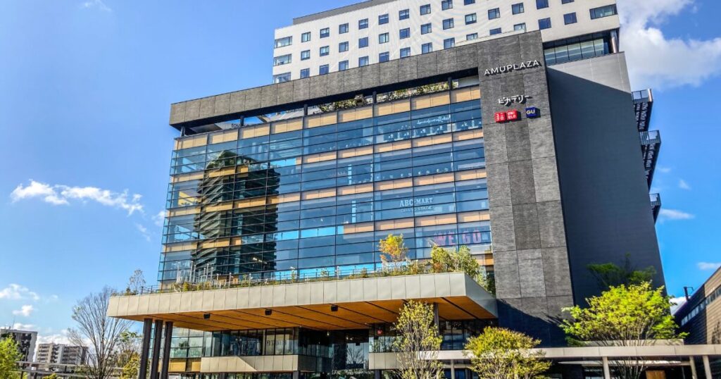 アミュプラザくまもとの外観と商業施設