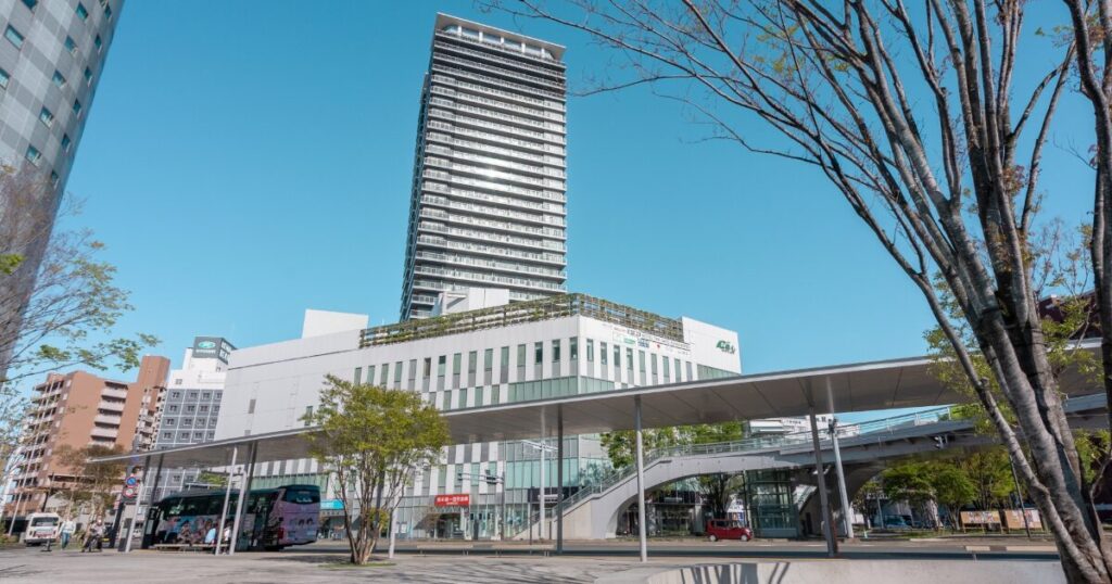 熊本駅前に広がる高層マンションと都市景観
