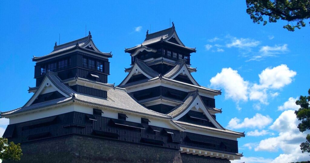 青空に映える熊本城天守閣の外観