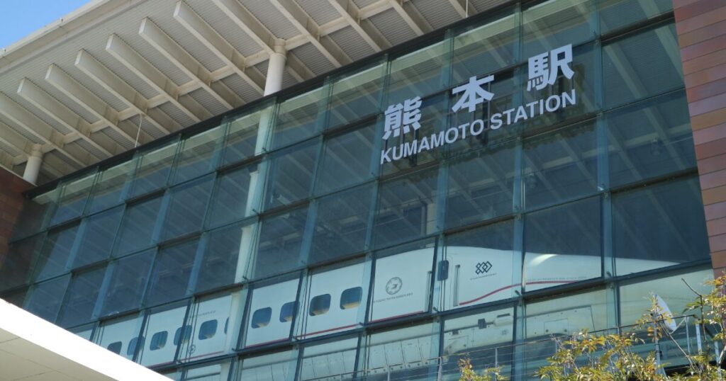 熊本駅のガラス壁越しに見える九州新幹線