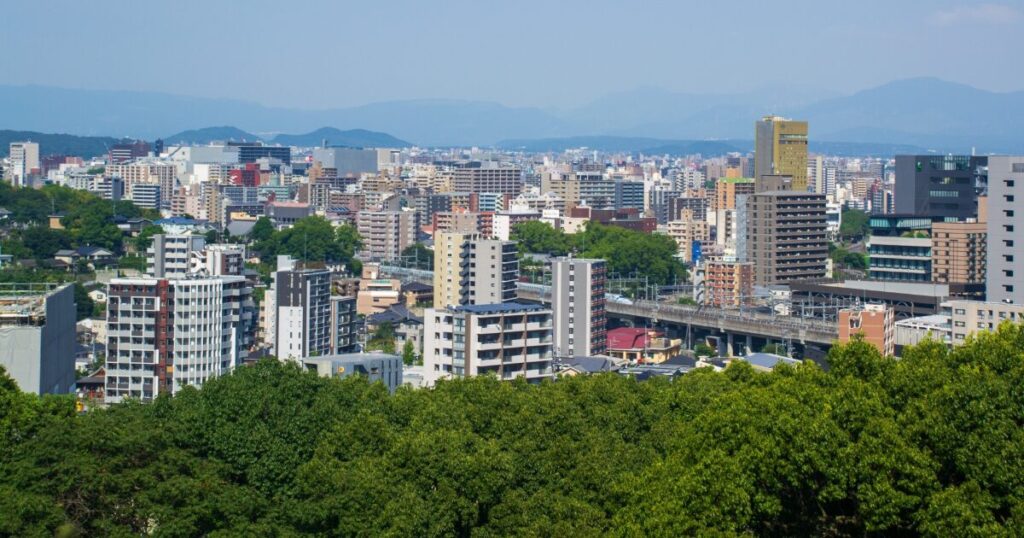 熊本市街地と山並みを望むパノラマ風景
