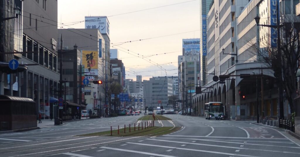 熊本市中心部を走る路面電車と市街地の風景