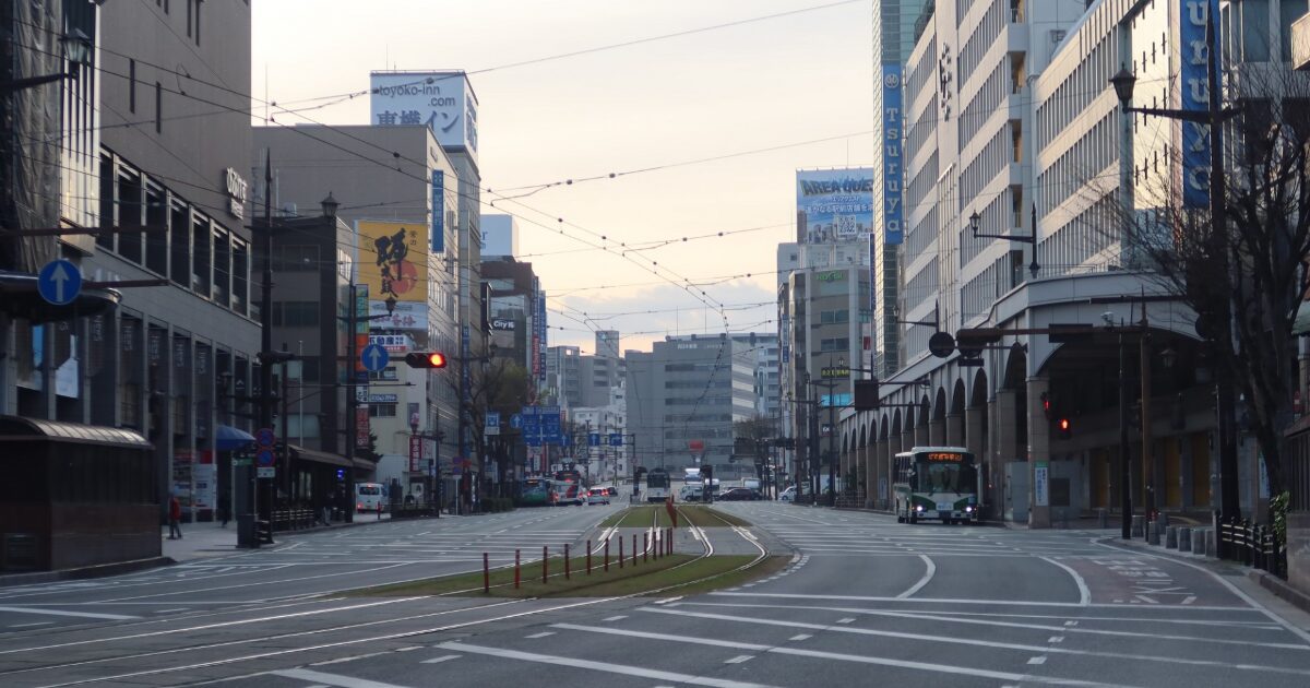 熊本市中心部を走る路面電車と市街地の風景