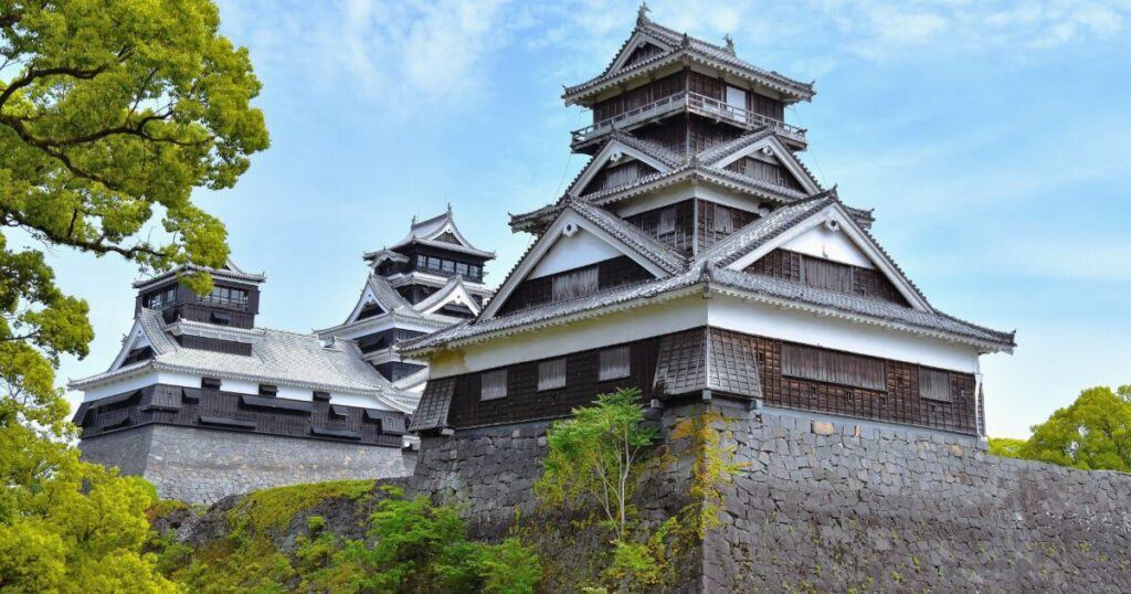 石垣にそびえる熊本城天守閣の景観