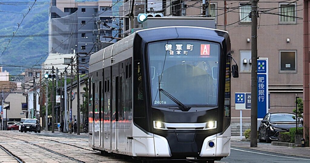 熊本市を走る最新型路面電車の車両風景