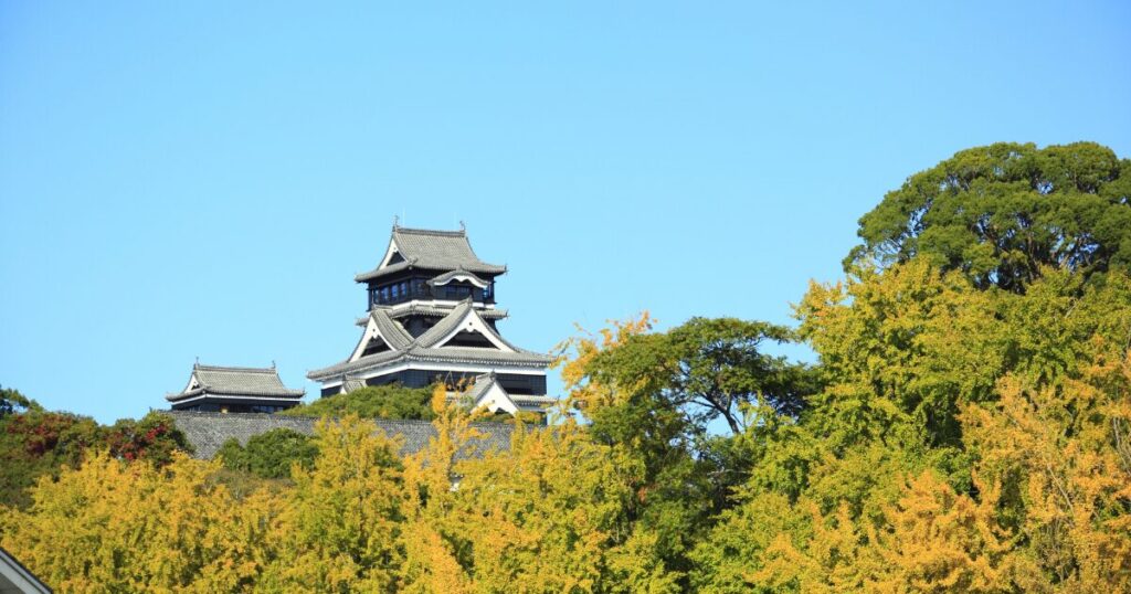 秋の紅葉に囲まれた熊本城天守閣の風景