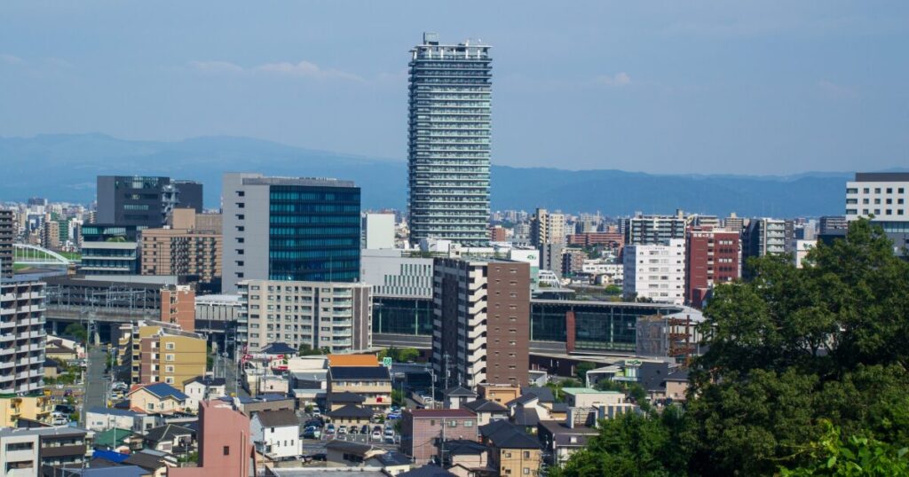 熊本駅周辺に広がる高層ビル群と都市景観