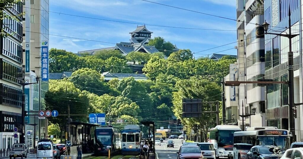 熊本市中心部から望む緑豊かな熊本城