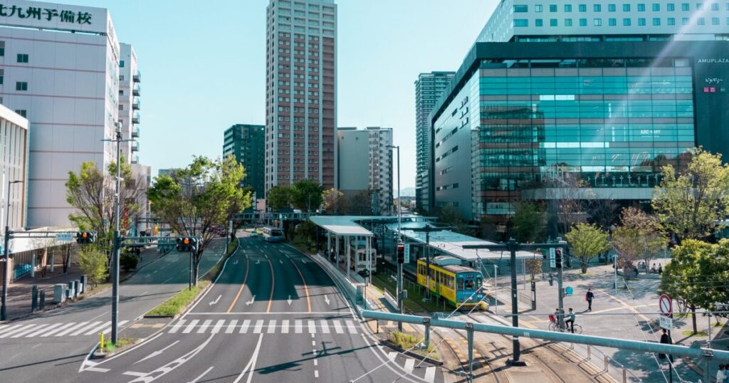 アミュプラザくまもと前を走る熊本市電