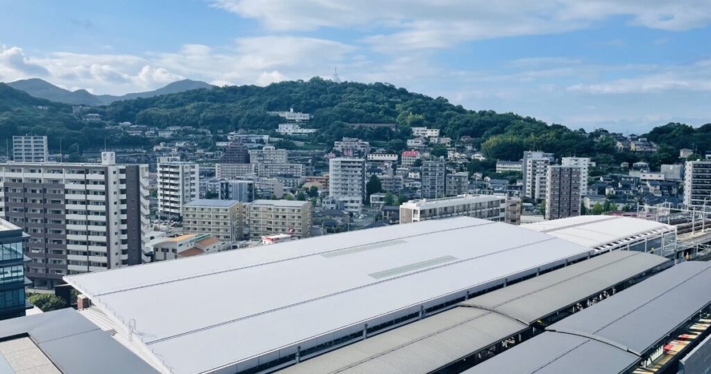 熊本駅周辺と山並みが広がる街並みの風景