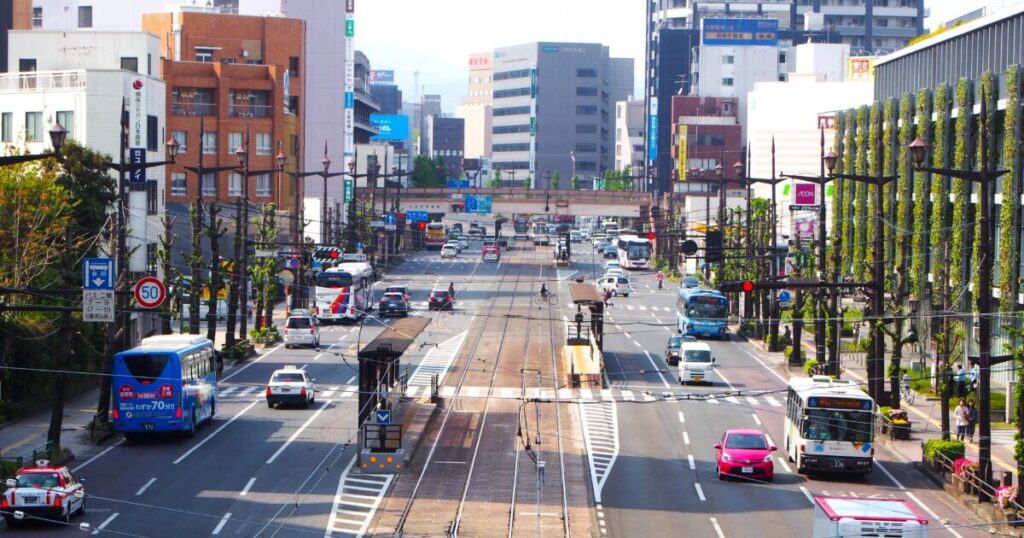 熊本市中心部を走る路面電車と都市景観