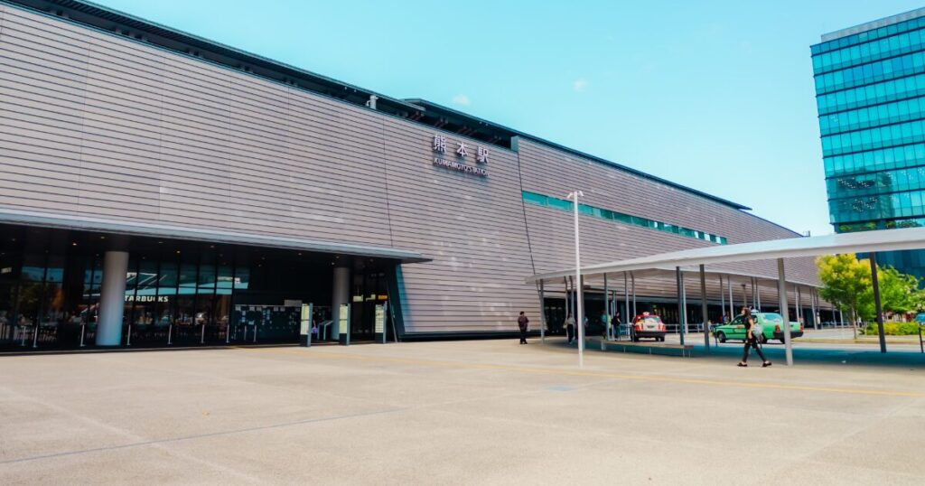 広場が広がる熊本駅の外観と駅前エリア