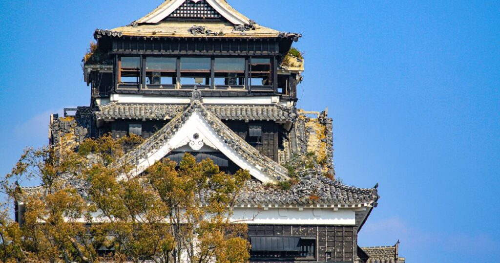 青空を背景にした熊本城天守閣の外観